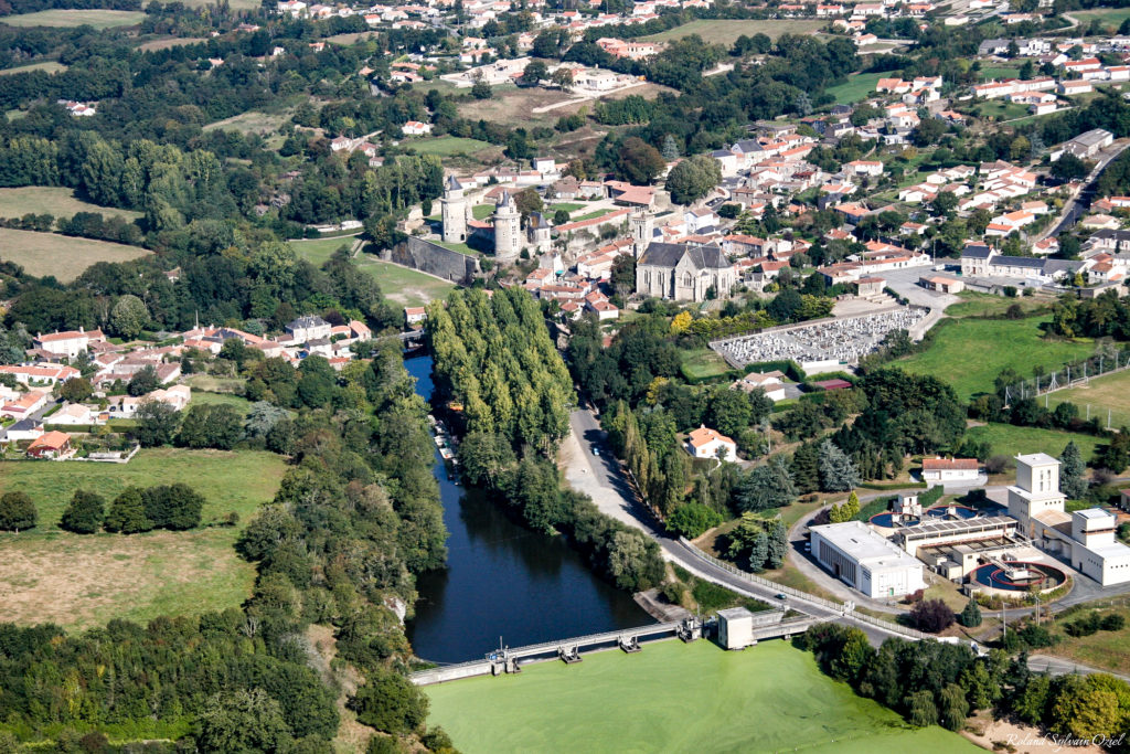 Photo aérienne d'apremont avec son lac et son chateau